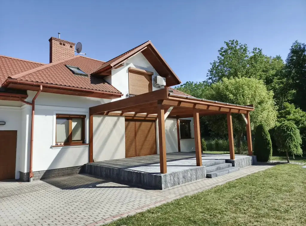 Zadaszenie tarasu przy domu