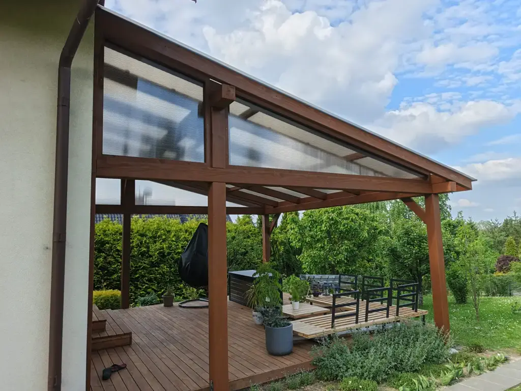Pergola z zadaszeniem nad tarasem
