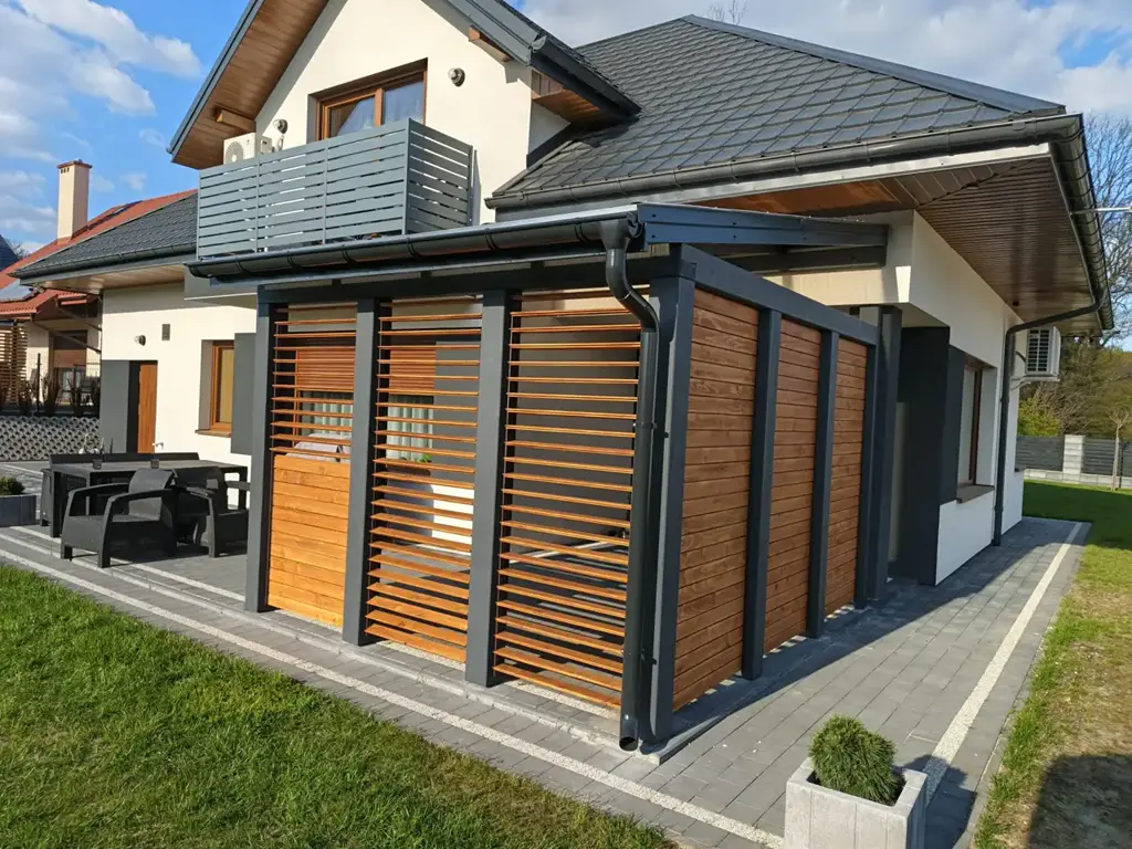 Nowoczesne zadaszenie tarasu, antracyt i drewno